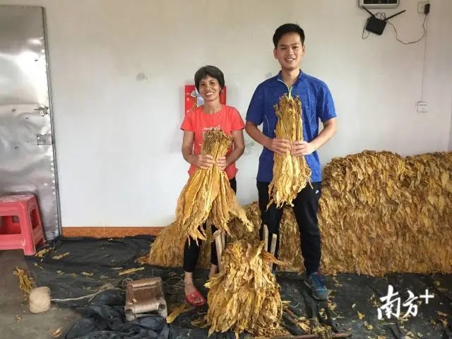 扶贫一线燃烧青春，，，，，“90后”第一书记为贫困村打造“不走”的事情队