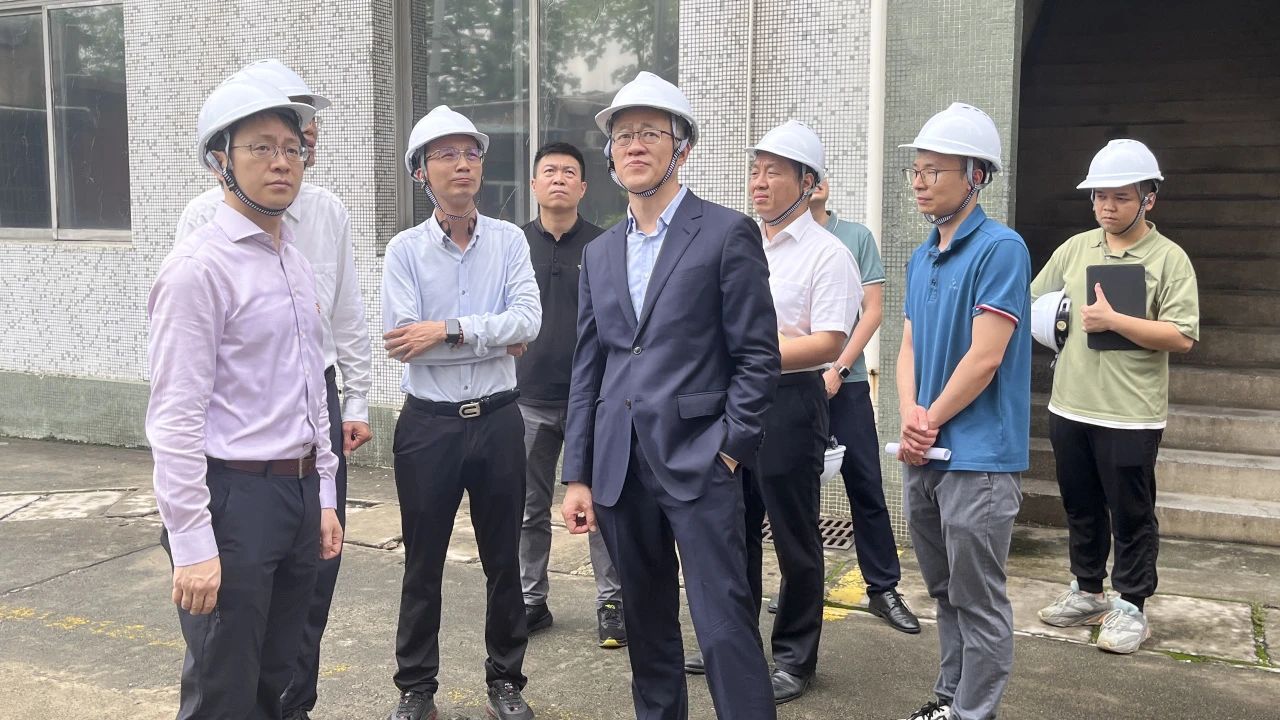 “五一”节前，，广药集团党委副书记、副董事长、总司理杨军带队到白云山腾博会官网公司开展清静检查事情