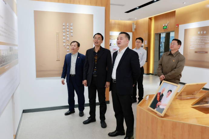 广药集团党委书记、董事长李小军到白云山腾博会官网公司调研