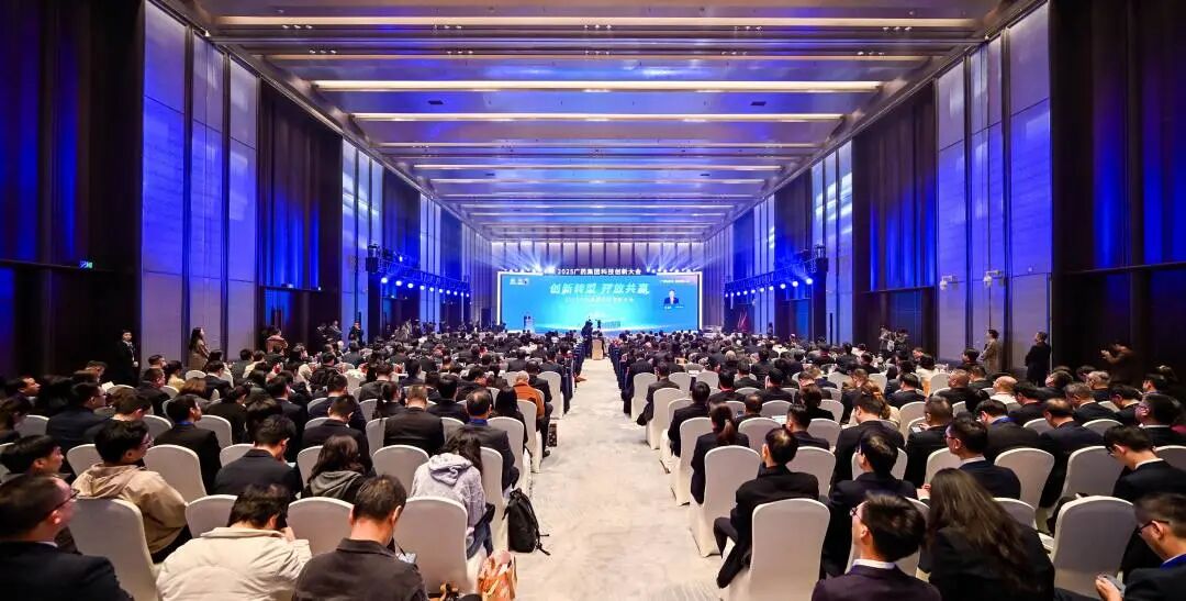 科创赋能，，，，，白云山腾博会官网制药携拳头产品小柴胡颗粒亮相2025广药集团科技立异大会